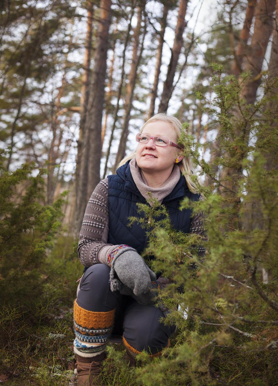 Hanna-Kaisa Heilimo, 40, asuu Tampereen Kämmenniemessä maalaismaisemissa puolisonsa Jukan ja kolmen alakouluikäisen lapsensa kanssa. Aiemmin Hanna-Kaisa työskenteli sairaanhoitajana, mutta nykyisin hän on luonto- ja hyvinvointiyrittäjä.