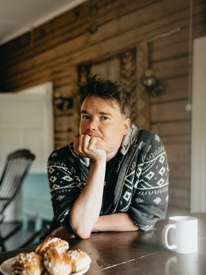 Antti on julkaissut viisi romaania ja kuusi elämäkertaa. Kuudes romaani, Latu, ilmestyy lokakuussa. 