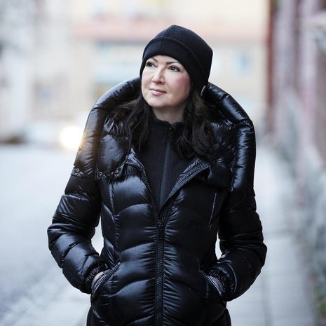 ”Sanon aina Ilkalle, että ei mennä mihinkään suoraan haastatteluun, vaikka Linnan juhlissa. En ole vieläkään tottunut sellaisiin. Ja koska välttelen niitä, niin enhän niihin totukaan”, Elina sanoo.