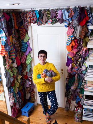 Ullamari Kinos on 60-vuotias opinto-ohjaaja, joka asuu Jyväskylässä miehensä ja ranskanbulldogi Stanleyn kanssa. Hän rentoutuu joka päivä neulomalla villasukkia perheelleen ja sukulaisilleen. Ne, joita Ullamari ei anna lahjaksi, hän kiinnittää seinälle viritettyyn kanaverkkoon.