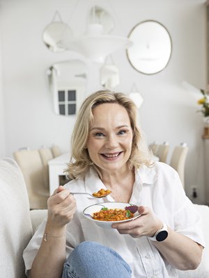 Tyttärien lähdettyä maailmalle Sari Puumalaisen kokkausrutiinit ovat muuttuneet. Puolessa tunnissa syntyvää arkiruokaa ei tarvitse tehdä joka päivä.