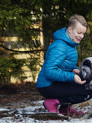 Sinikettu Otto asuu Eläinsuojelukeskus Tuulispäässä, jossa Mia Takula on käynyt vapaaehtoistöissä. Otto löytyi pyörimästä teollisuusalueelta ja otettiin kiinni poliisin luvalla. Otto lienee tarhakarkulainen, sillä sen jalat ovat vääntyneet, niin kuin häkissä kasvaneille ketuille voi käydä. 