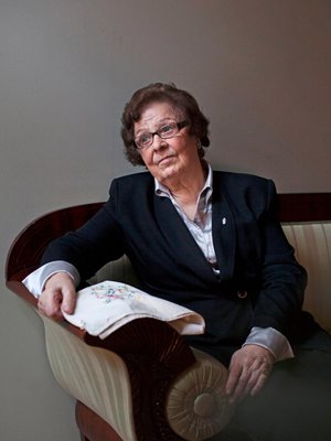 Kaarina Peltola, 90, on evakko, lotta ja eläkeläinen. Kun hän jätti kotinsa, repussa oli leipää ja koulussa kirjottu kukkakuvioinen liina. Nuket jäivät rajan taakse.