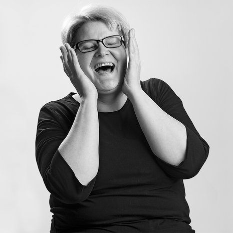 Maria Laitinen on Helsingissä asuva 42-vuotias ammattijärjestäjä ja kolmen lapsen yksinhuoltaja. Hänen paheensa ovat huivit, joita hänellä on 23 kappaletta.