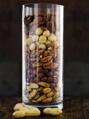 Pähkinät ylhäältä alas: pekaanipähkinä, macadamiapähkinä, saksanpähkinä, hasselpähkinä, parapähkinä ja maapähkinä.