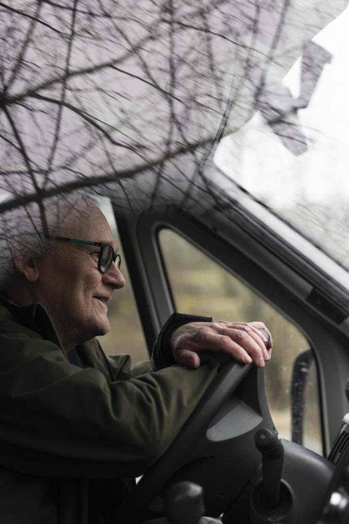 Edu ei osaa kuunnella autossa radiota. ”Olen niin tottunut kuuntelemaan auton kolinoita ja miettimään, milloin pitää kurvata huoltamolle.”