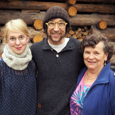 Nelliina tapasi Myssyfarmilla tilan isäntäparin Anne ja Janne Rauhansuun sekä myssymummo Terttu Kallion.