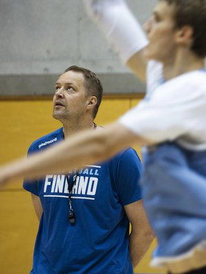 Hanno Möttölä on nykyisin Suomen miesten koripallomaajoukkueen Susijengin apuvalmentaja. Kuvassa Hanno seuraa Ilari Seppälän heittoa MM-kisojen harjoituksissa 2023.