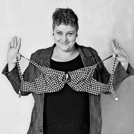 Raisa Omaheimo, 38, miettii, miksi kauniit, ihanat ja älykkäät naiset tärväävät koko elämänsä laihduttamiseen. Omaheimo on Helsingin Takomo-teatterissa nähdyn Läski-monologin käsikirjoittaja ja esittäjä.