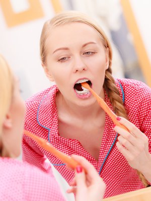 Hankaavat hammastahnat ovat lääkärin mukaan ongelmallisia, koska ne voivat naarmuttaa hampaan kiillettä. 